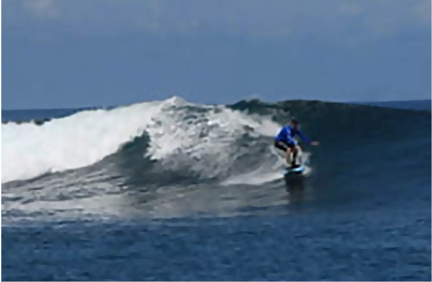 Gelb Surfs in Mentawai