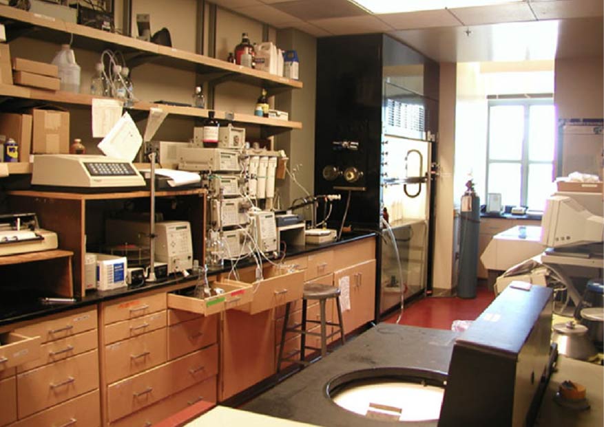 Schets Lab A room with a few shelves and shelvesDescription automatically ...